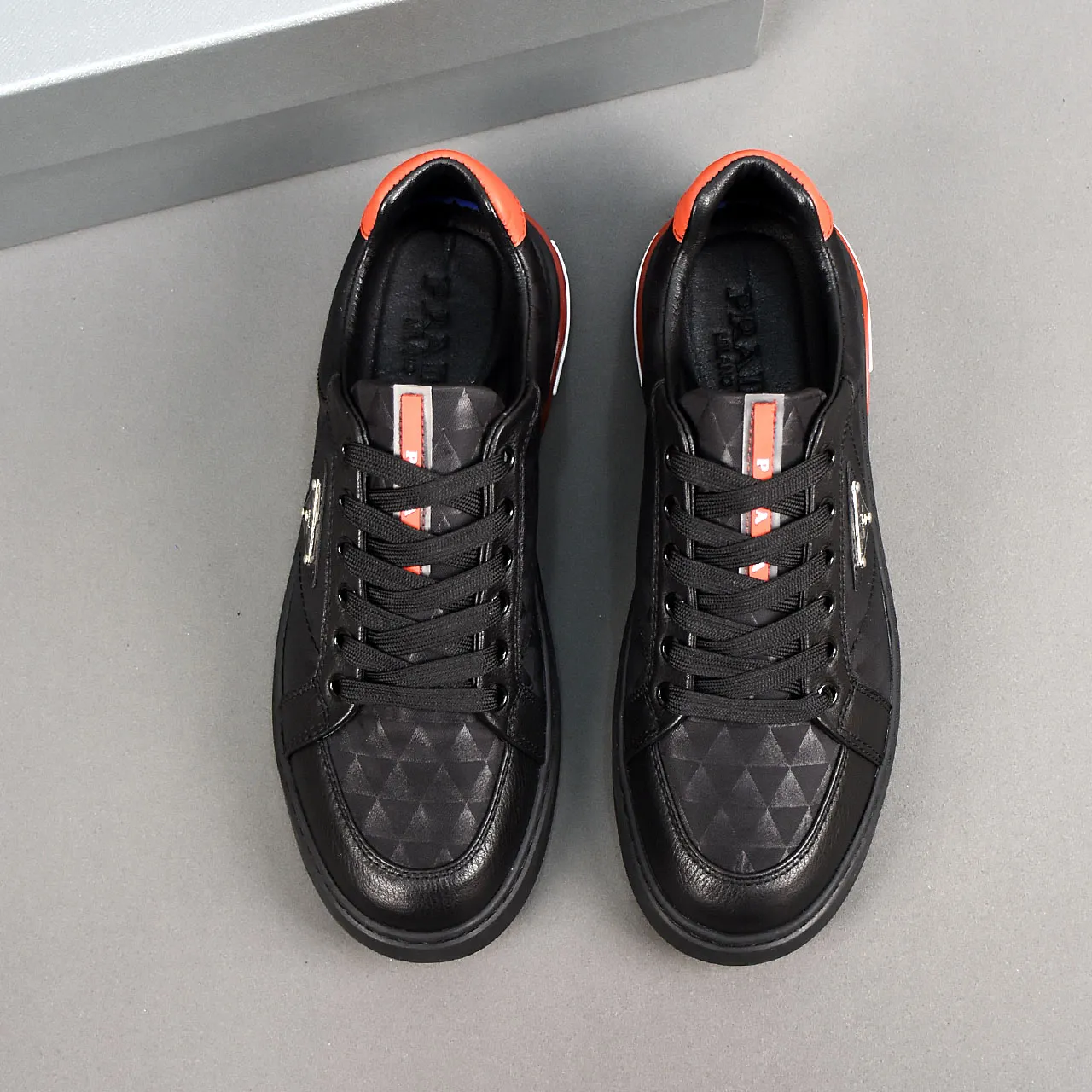 PP420🍄🍄🍄【Prada·PRADA】set off the audience! An international brand that is constantly innovating. This men's casual shoe is the original version. It is made of cowhide leather at a ratio of one to one at the store. It has leather feet and rubber non-slip outsole. It is breathable and comfortable. Quality speaks for itself. 👄38-44